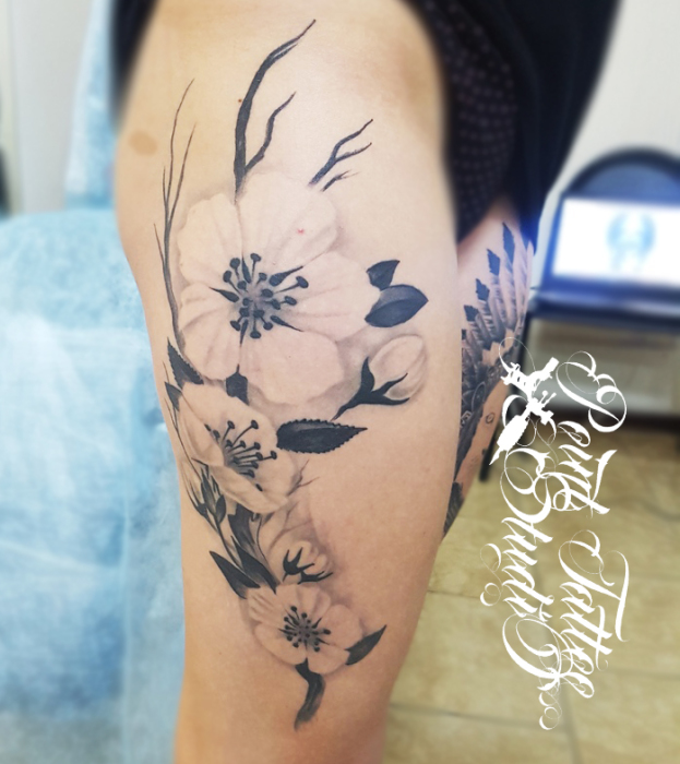 Татуировка цветы. сакура. на бедре