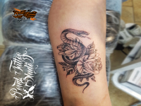 татуировка змея, цветы. на ноге. черно-белая тату
